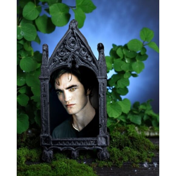 Edward Cullen Pin Twilight Fandom Backpack Accessory Vampire Love Pin - Picture 2 of 3